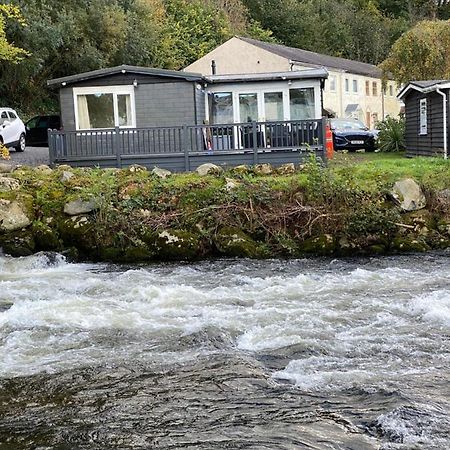 Stunning 3 Bed Riverside Cabin In Snowdonia Caeathro 外观 照片