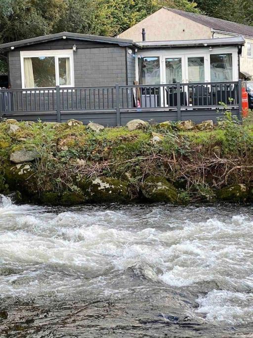 Stunning 3 Bed Riverside Cabin In Snowdonia Caeathro 外观 照片