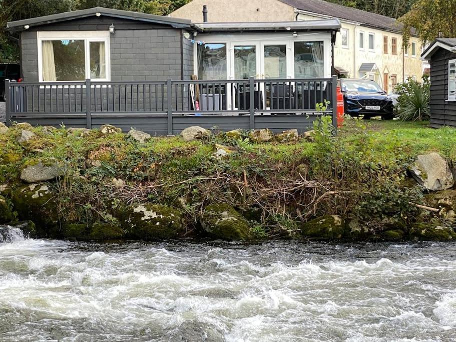 Stunning 3 Bed Riverside Cabin In Snowdonia Caeathro 外观 照片
