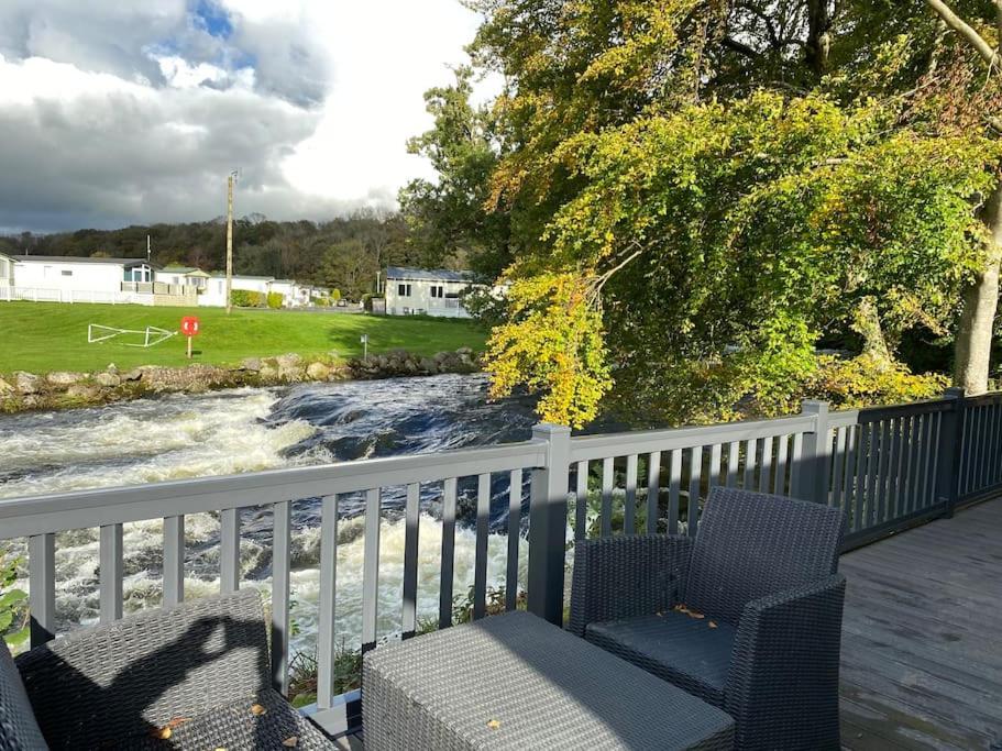 Stunning 3 Bed Riverside Cabin In Snowdonia Caeathro 外观 照片