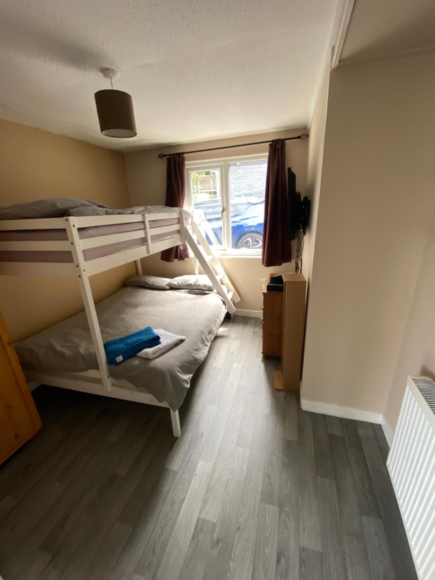 Stunning 3 Bed Riverside Cabin In Snowdonia Caeathro 外观 照片