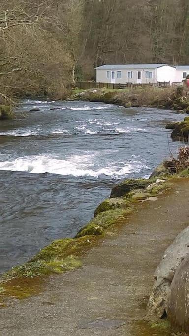 Stunning 3 Bed Riverside Cabin In Snowdonia Caeathro 外观 照片