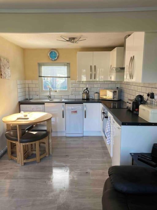 Stunning 3 Bed Riverside Cabin In Snowdonia Caeathro 外观 照片