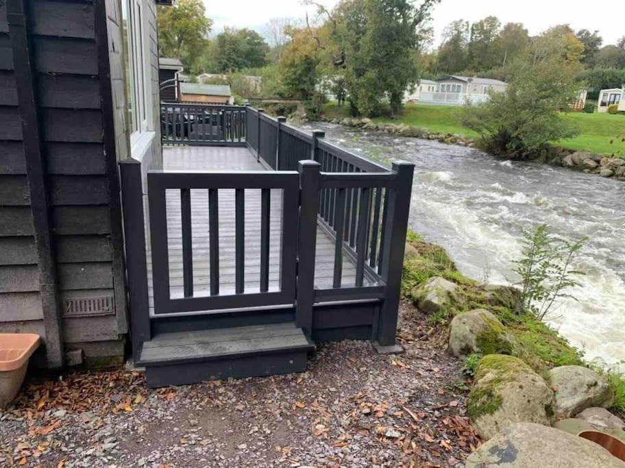 Stunning 3 Bed Riverside Cabin In Snowdonia Caeathro 外观 照片
