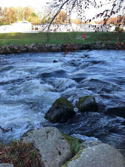 Stunning 3 Bed Riverside Cabin In Snowdonia Caeathro 外观 照片