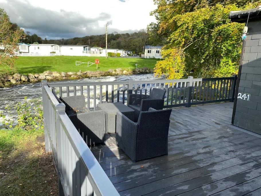 Stunning 3 Bed Riverside Cabin In Snowdonia Caeathro 外观 照片