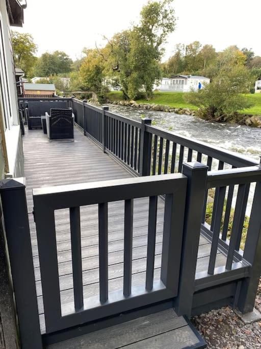 Stunning 3 Bed Riverside Cabin In Snowdonia Caeathro 外观 照片