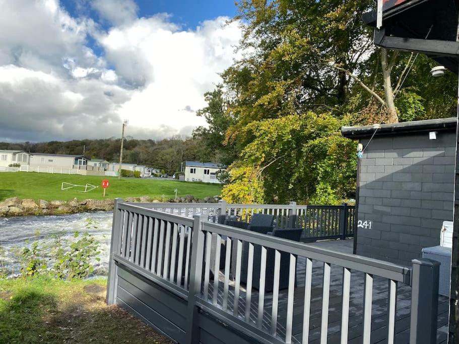 Stunning 3 Bed Riverside Cabin In Snowdonia Caeathro 外观 照片